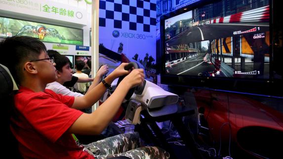 Menores juegan con un videojuego en Hong Kong. 