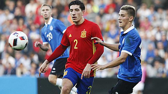 Bellerín protege el balón. 