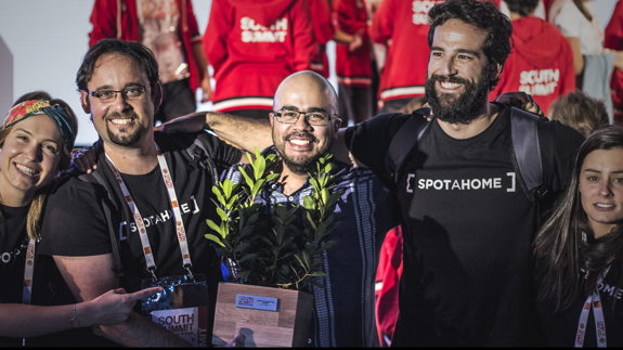 El equipo de Spotahome en el momento de entrega del premio.