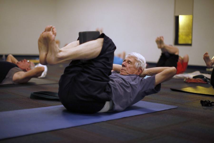 Mayores practicando yoga. 