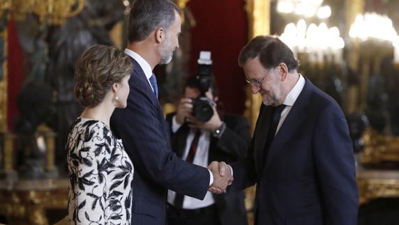 Los Reyes saludan a Mariano Rajoy en el Palacio Real con motivo del Día de la Fiesta Nacional.