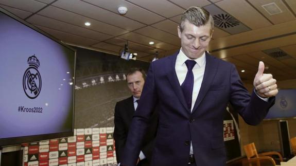 Toni Kroos hace un gesto de aprobación al llegar a la sala de prensa del Santiago Bernabéu. 