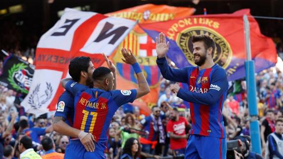 Luis Suárez, Neymar y Piqué celebran un gol del Barça al Deportivo. 