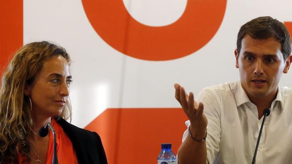 El presidente de Ciudadanos, Albert Rivera, acompañado por Carolina Punset. 