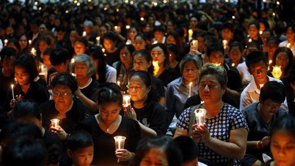 Cientos de personas continúan rezando por la muerte del rey Bhumibol Adulyadej.
