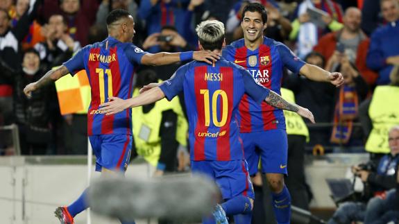 Luis Suárez, Leo Messi y Neymar celebran un gol. 