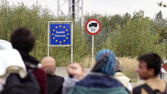 Refugiados cruzan la frontera que separa Hungría de Austria. 