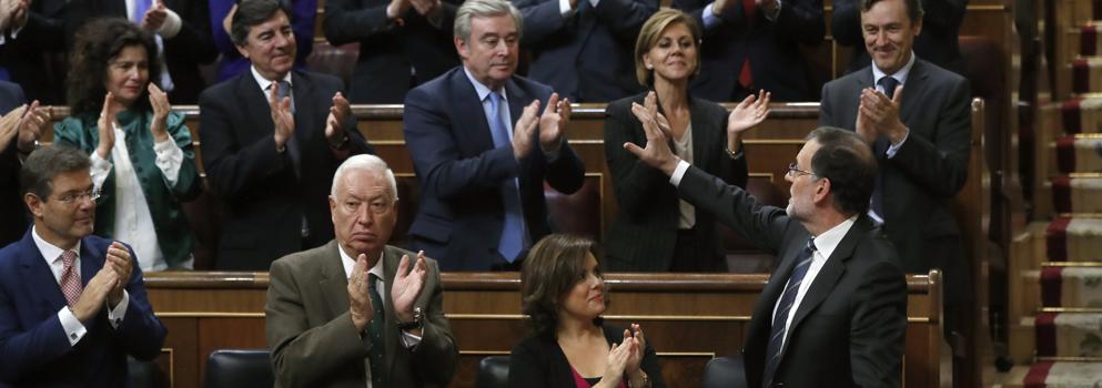 Rajoy recibe los aplausos de la bancada popular al término de su discurso. 