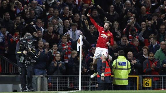 Juan Mata celebra el gol de la victoria del United. 