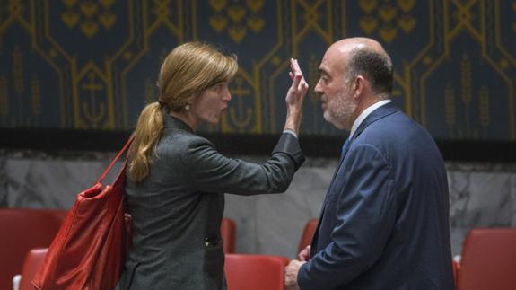 Samantha Power, embajadora de EE UU en la ONU, discute con su colega israelí