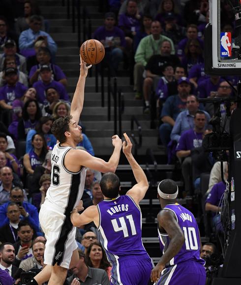 Pau Gasol lanza a canasta. 