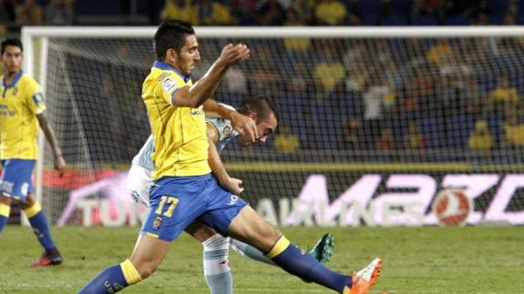 Iago Aspas lucha por un balón con Pedro Bigas.