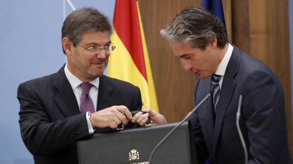 Rafael Catalá entrega la cartera de Fomento a Íñigo de la Serna.