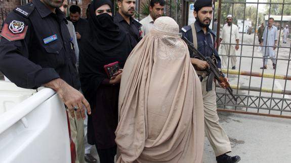 Agentes de seguridad afganos escoltan a Sharbat Gula. 