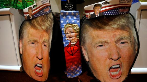 Máscaras de Trump y calcetines de Clinton.