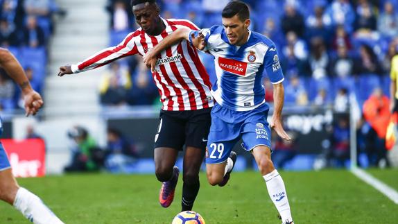 Williams y Aarón Martín pugnan por un balón. 