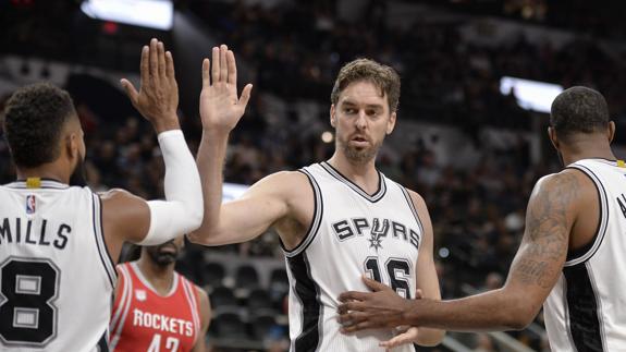 Gasol celebra una canasta. 