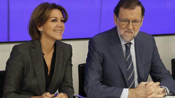 El jefe del Ejecutivo y presidente del PP, Mariano Rajoy (d), junto a la ministra de Defensa y secretaria general del PP, María Dolores de Cospedal (i).