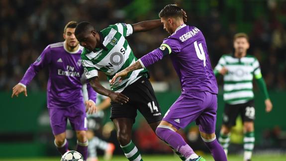 Ramos pelea con William Carvalho. 