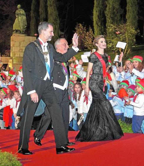 El rey Felipe VI de España (i) y la reina Leticia, son recibidos por el presidente de Portugal, Marcelo Rebelo de Sousa (c).
