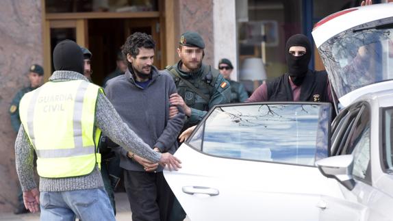 Los agentes detienen al presunto yihadista en Irún.