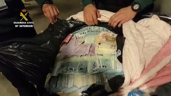 Bolsas de basura con el dinero incautado.