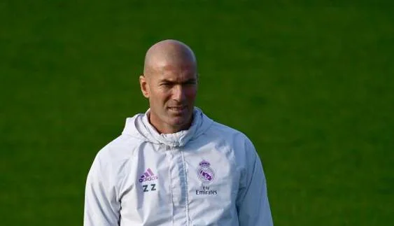 Zinedine Zidane, durante el último entrenaimiento del Real Madrid previo al clásico. 