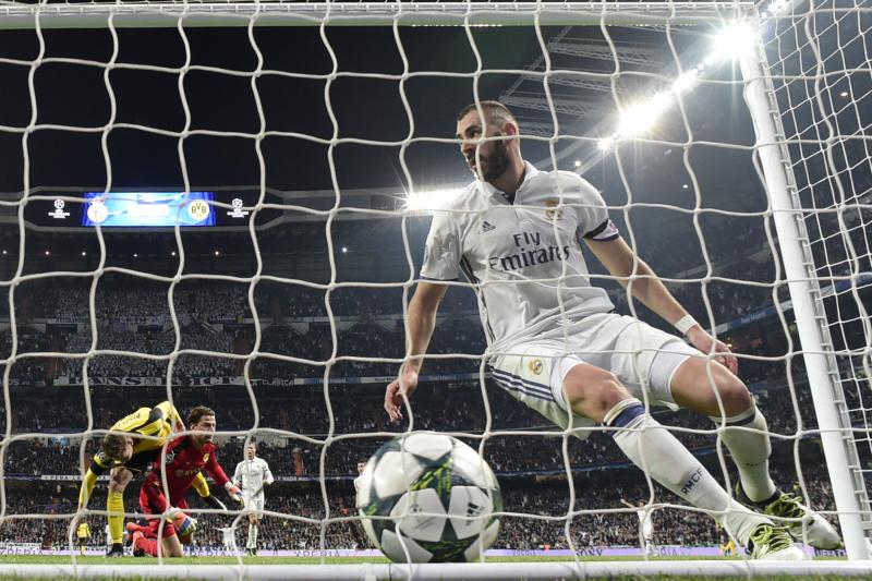 Karim Benzema marca uno de sus dos goles al Dortmund. 