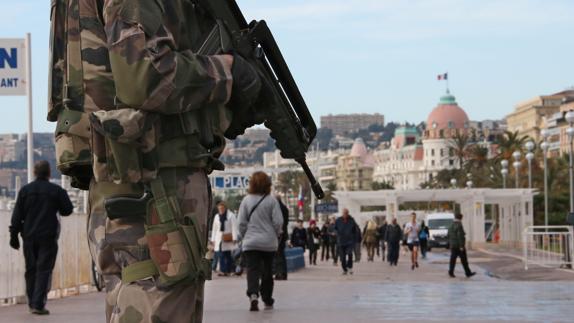 Un soldado francés vigila el 'Paseo de los Ingleses' en Niza.