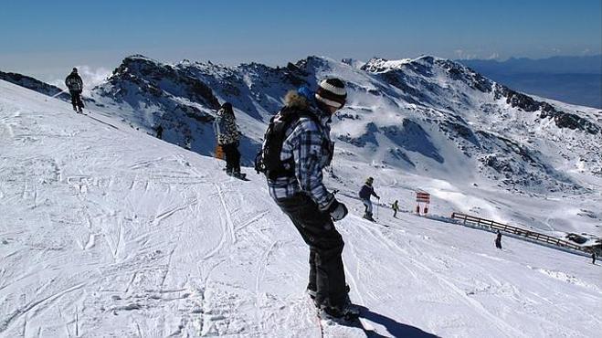 Un aficionado practicando snowboard en Sierra Nevada