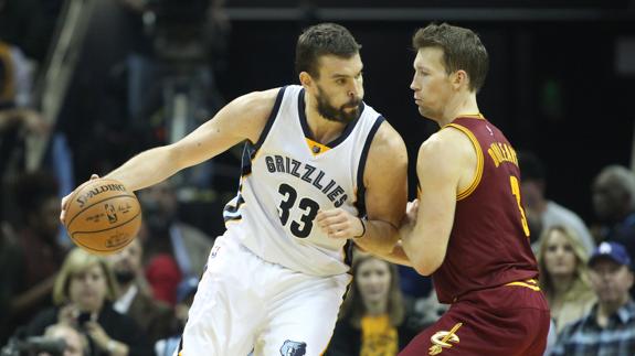 Marc Gasol se intenta zafar de Mike Dunleavy, de los Cavaliers. 