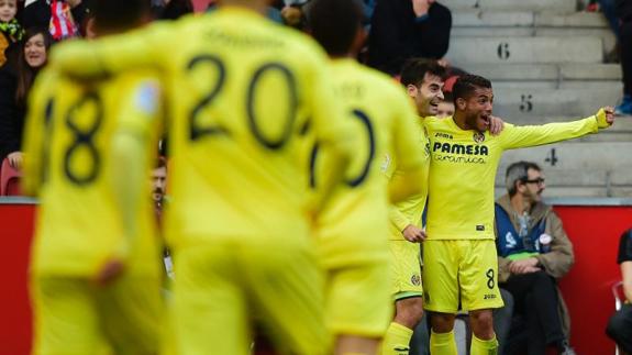 Los jugadores del Villarreal celebran un gol en El Molinón. 