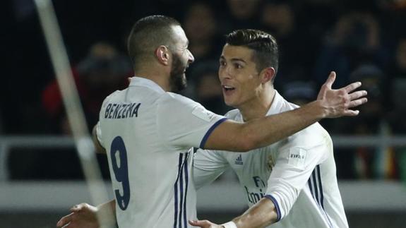 Karim Benzema se abraza con Cristiano Ronaldo tras un gol en la final del Mundialito. 