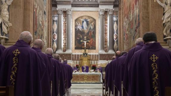 Varios sacerdotes en El Vaticano.