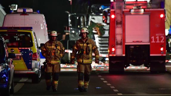 Bomberos abandonan el lugar del atropello. 