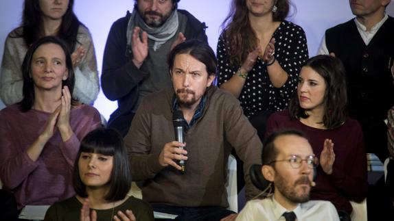 El secretario general de Podemos, Pablo Iglesias (c).