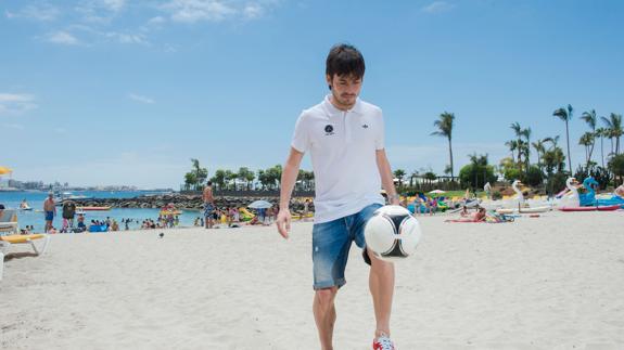 David Silva, en la playa de Anfi de Mar. 