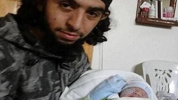 El yihadista Mohamed Hamduch, 'Kokito de Castillejos', junto a su hijo.