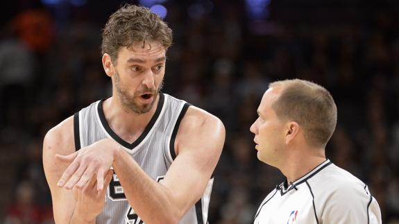 Pau Gasol se queja de una decisión arbitral.