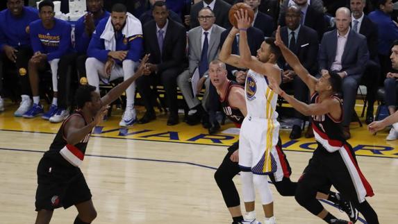 La gran estrella de los Warriors, Stephen Curry, lanza a canasta. 