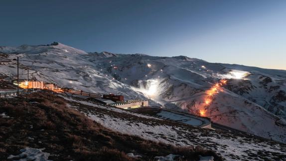 Las pistas de Sierra Nevada, iluminadas durante la Navidad