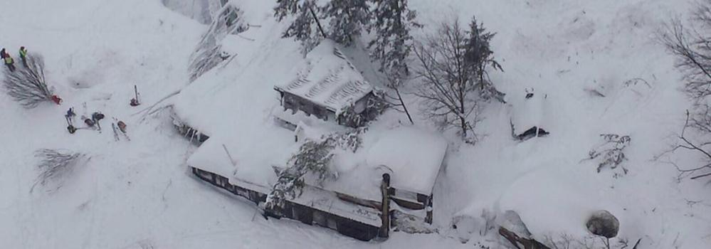 Imagen del hotel tras ser sepultado por la nieve. 