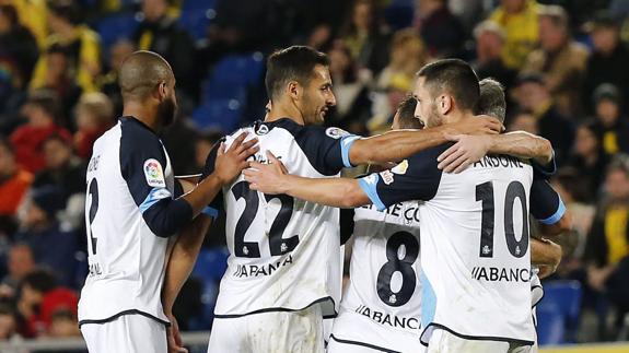 Los jugadores del Deportivo celebran el gol de Andone (d).