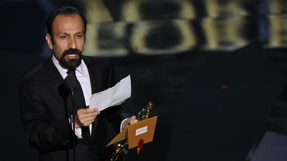 El cineasta iraní Asghar Farhadi recoge el premio Oscar en 2012.