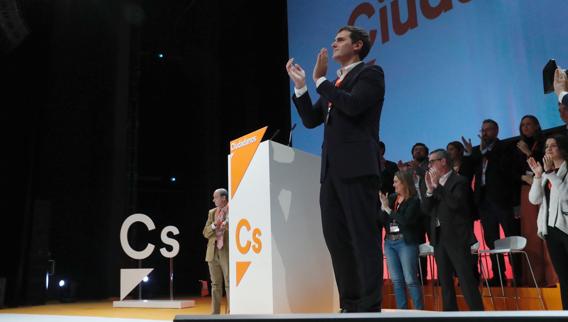 Albert Rivera aplaude durante la clausura de la IV Asamblea General.