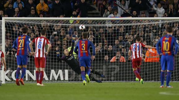 Gameiro lanza al larguero. 