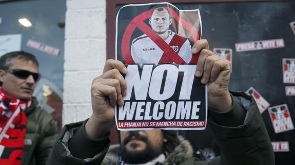 Concentración a las puertas del estadio de Vallecas en protesta por la cesión de Zozulya. 