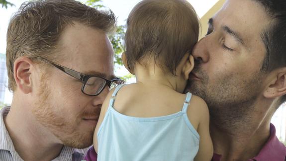 Una pareja, junto a su hija.