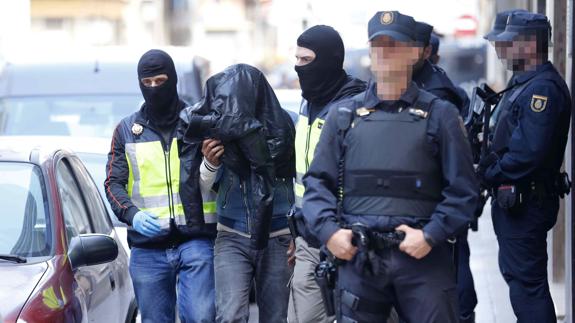 Agentes de la Policía Nacional escoltan al ciudadano marroquí detenido en Las Palmas de Gran Canaria.