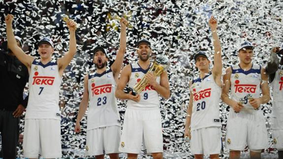 Los jugadores del Real Madrid celebran el título. 